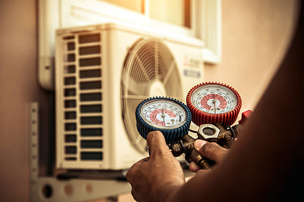 Professional Hvac technician working in Franklin Park, IL
